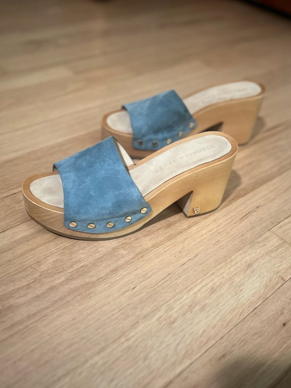 Veronica Beard Hannalee suede clog studded sandals in light blue size 7